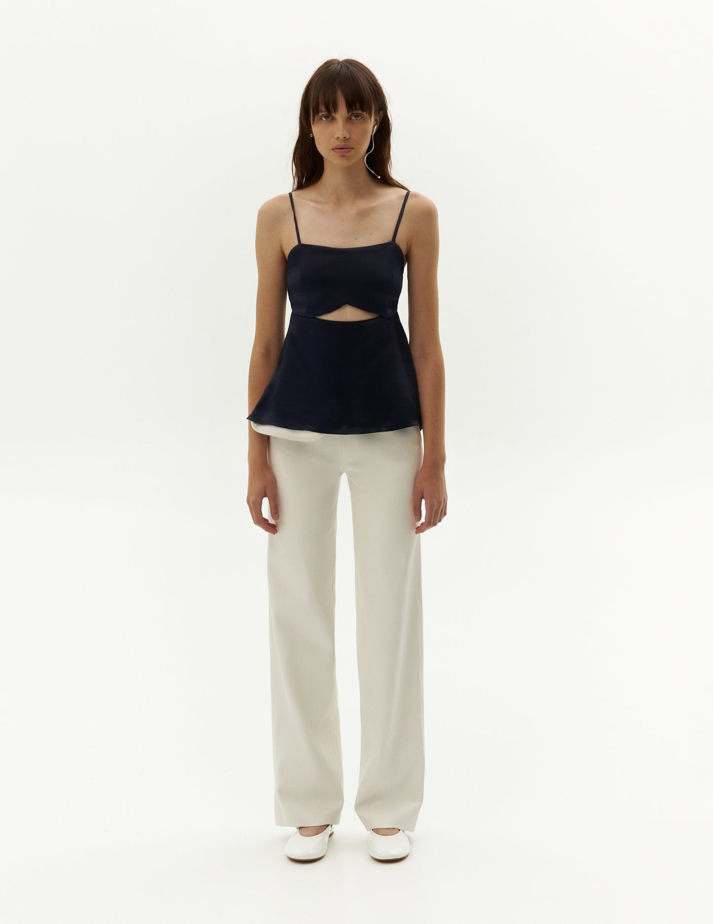 White faux leather straight pants in full length. FORMA brand online. Білі шкіряні штани у повну довжину