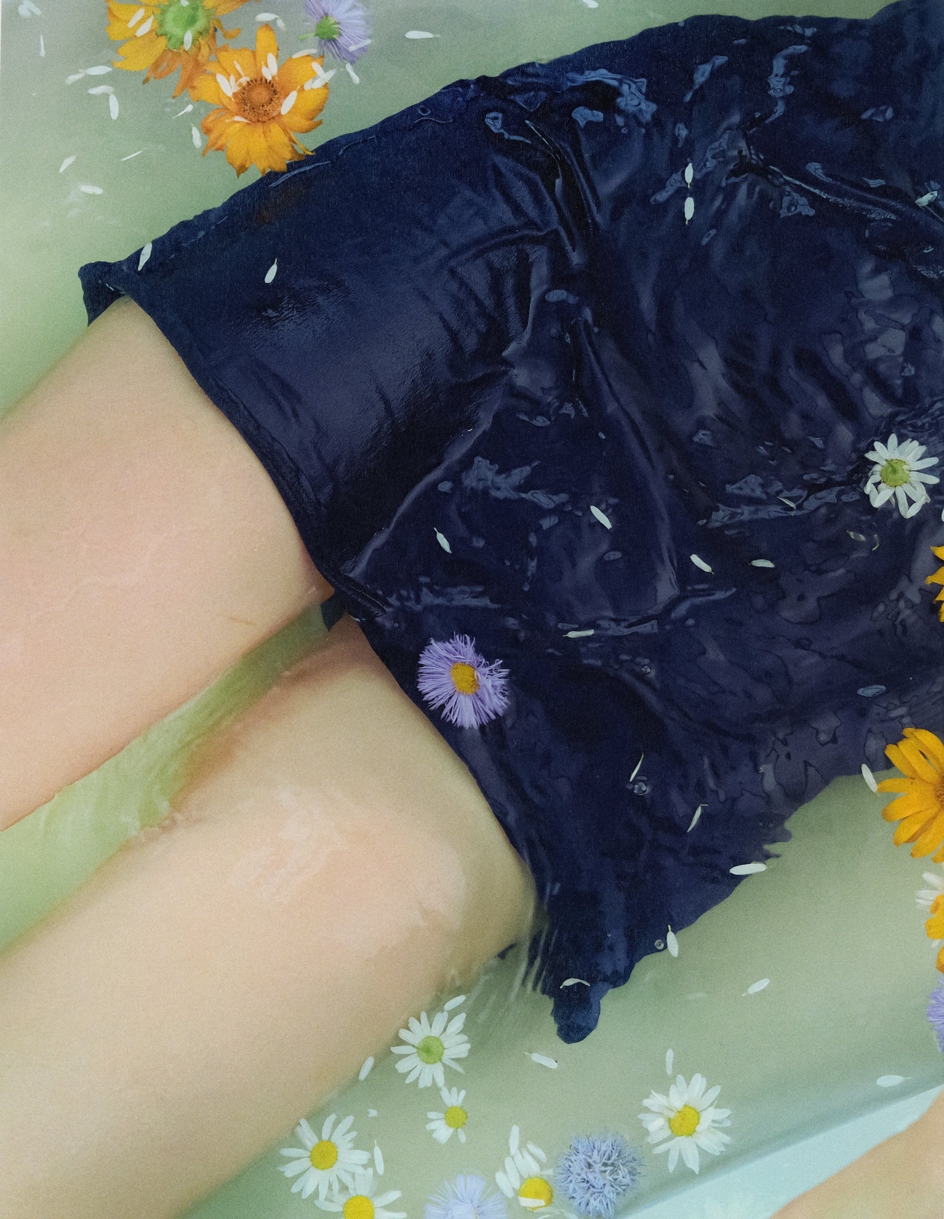 Cut-out silk short dress. Day dress or evening dress with open back. Forma brand online. Коротка сукня з відкритою спиною та вирізами у синьому кольори від бренду форма