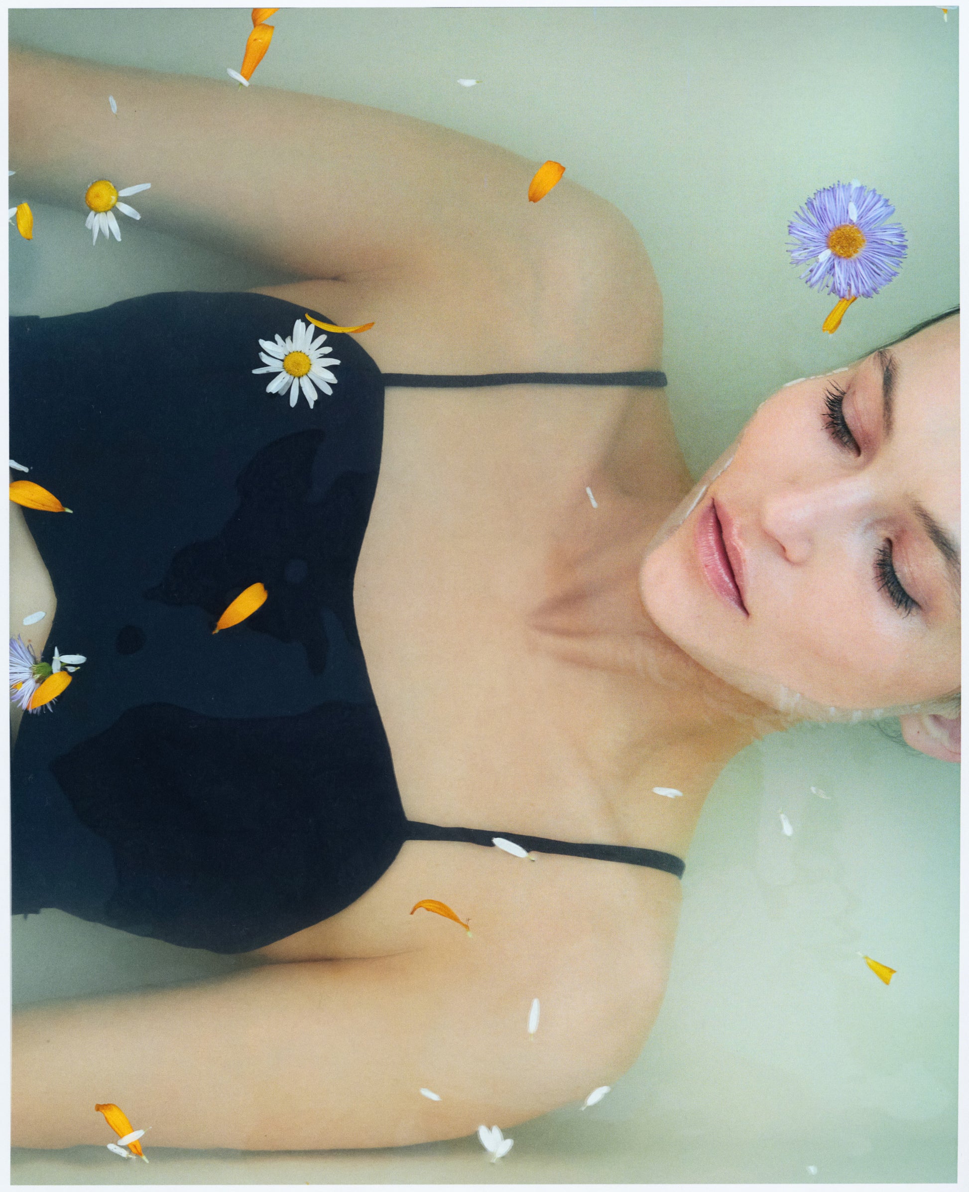 Cut-out silk short dress. Day dress or evening dress with open back. Forma brand online. Коротка сукня з відкритою спиною та вирізами у синьому кольори від бренду форма