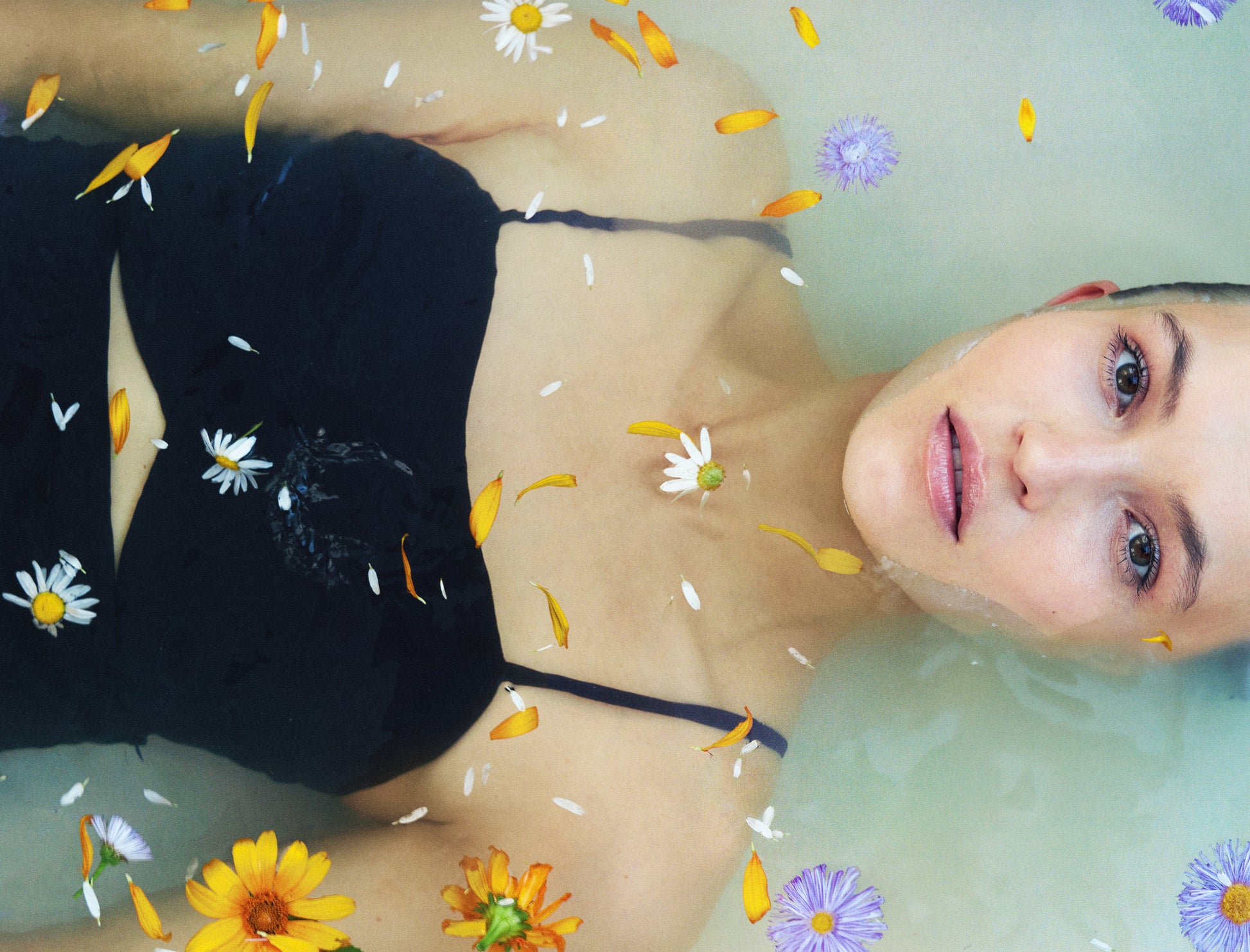 Cut-out silk short dress. Day dress or evening dress with open back. Forma brand online. Коротка сукня з відкритою спиною та вирізами у синьому кольори від бренду форма