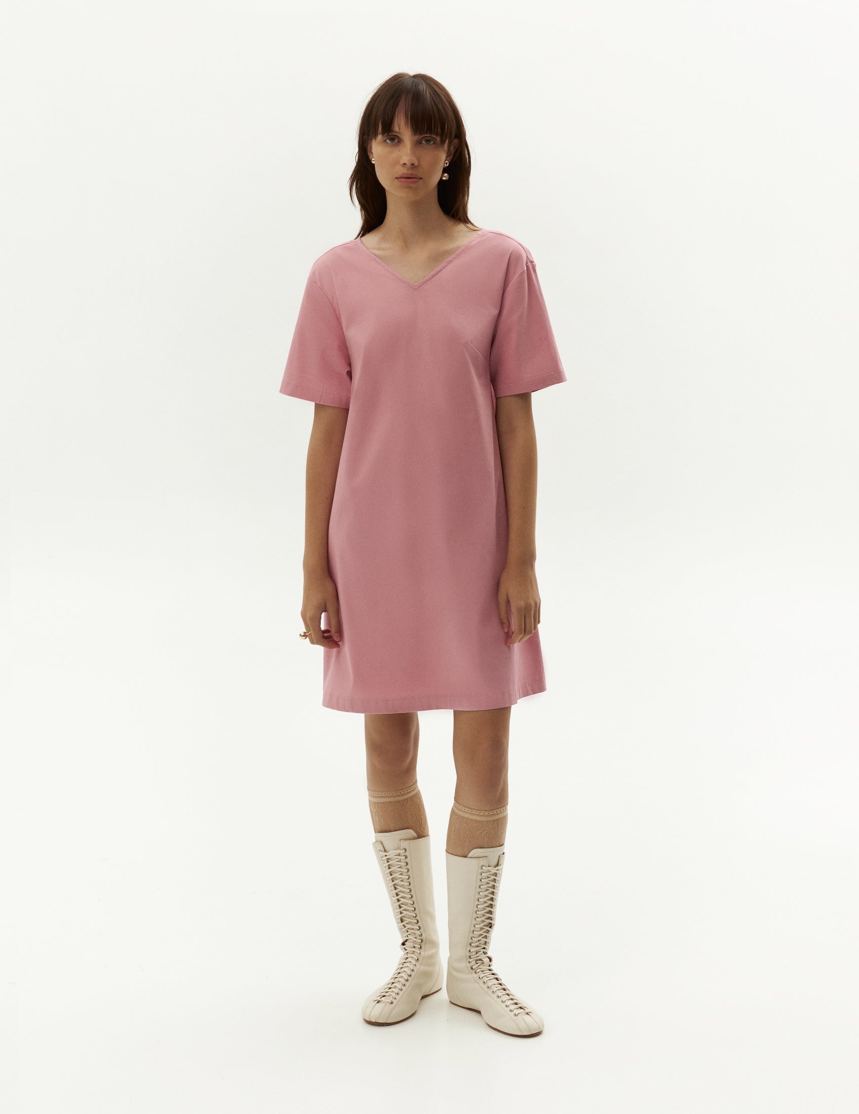 Basic day dress in pink color. Short classic dress for everyday from Ukrainian brand FORMA. Shop FORMA online. Рожева сукня на кожен день. Довжина до коліна, рожевій колір, відкрита спина. Бренд одягу ФОРМА.