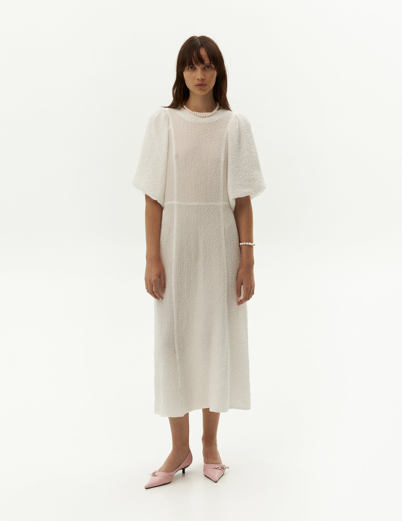 Long white textured dress with short puff-sleeves. Day dress, everyday dress from FORMA clothing brand. Довга біла сукня із текстурованої тканиниб рукава balloon. ФОРМА бренд одягу
