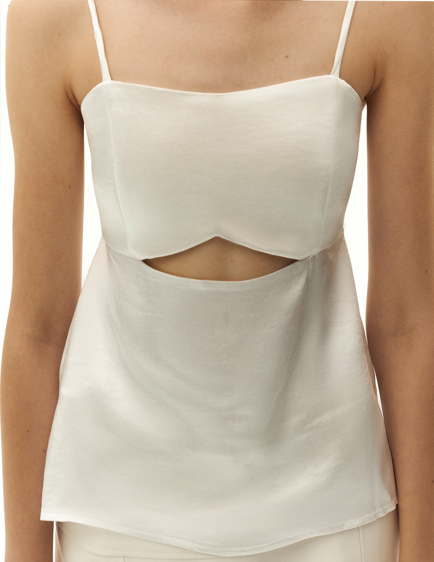 Білий топ з вирізами з шовковим фінішем від бренду ФОРМА. FORMA clothing brand