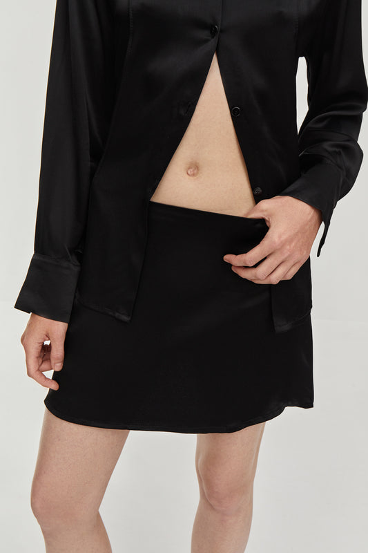 Viscose low-waist silky skirt in black color from FORMA.