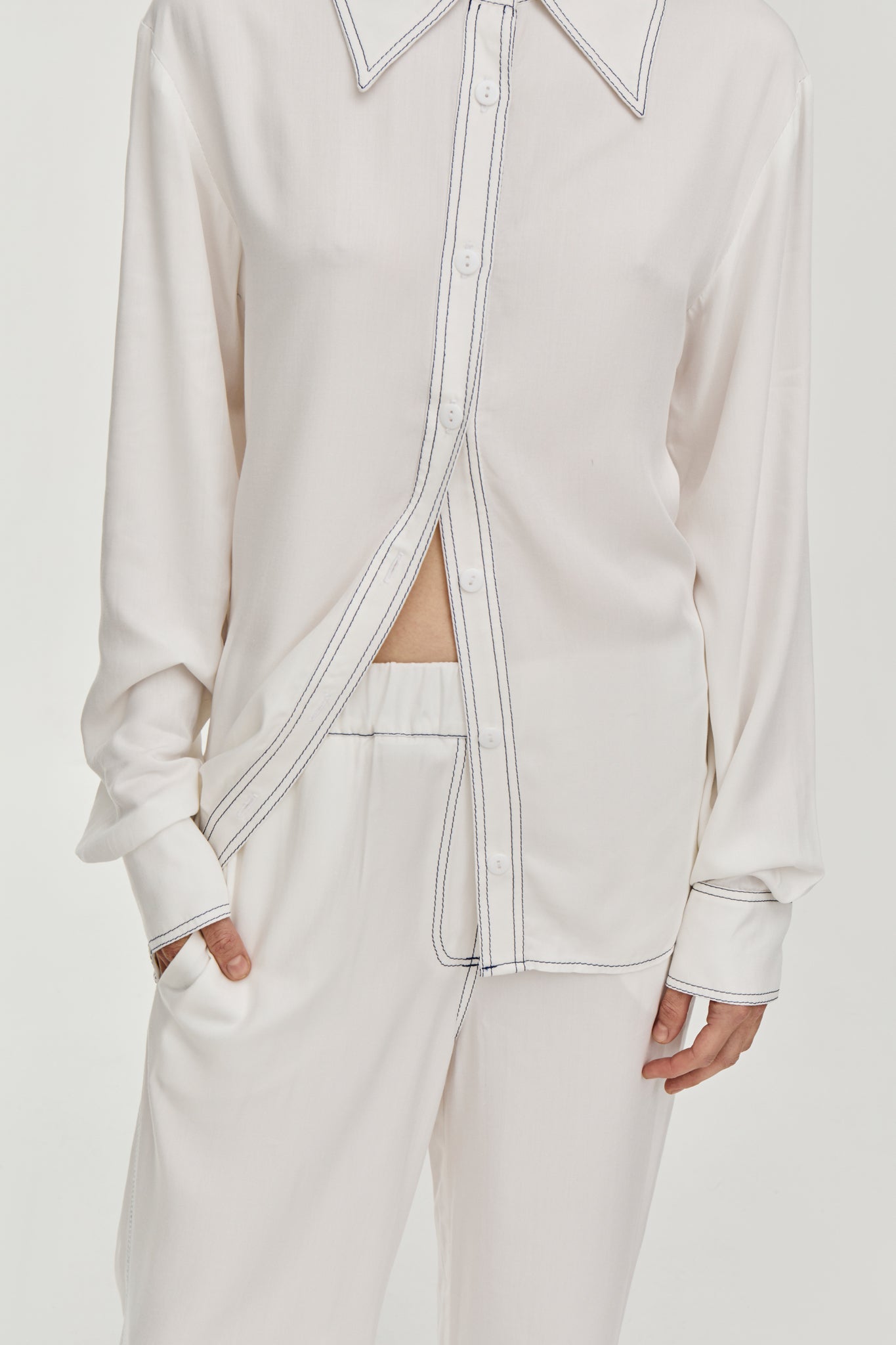 Shirt with a contrast stitching - White. FORMA clothing brand