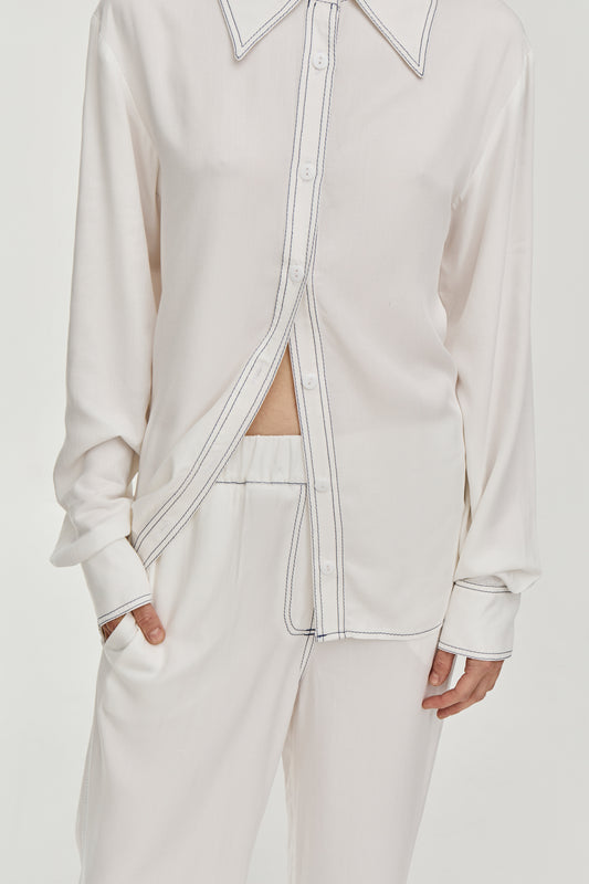 Shirt with a contrast stitching - White. FORMA clothing brand