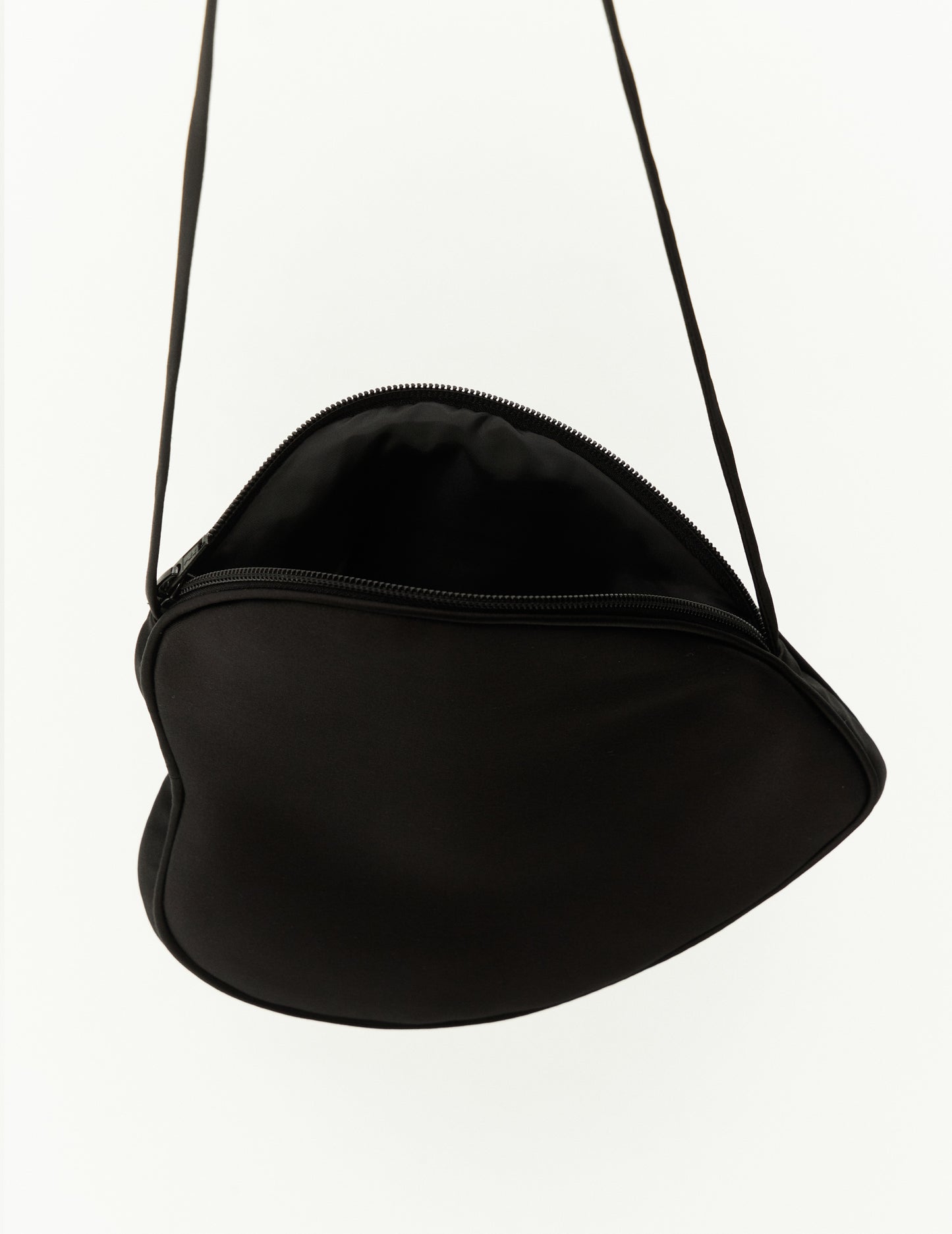 Чорна сумка у формі серця. Атласна міні сумка у чорному і білому кольорі. Бренд форма онлайн