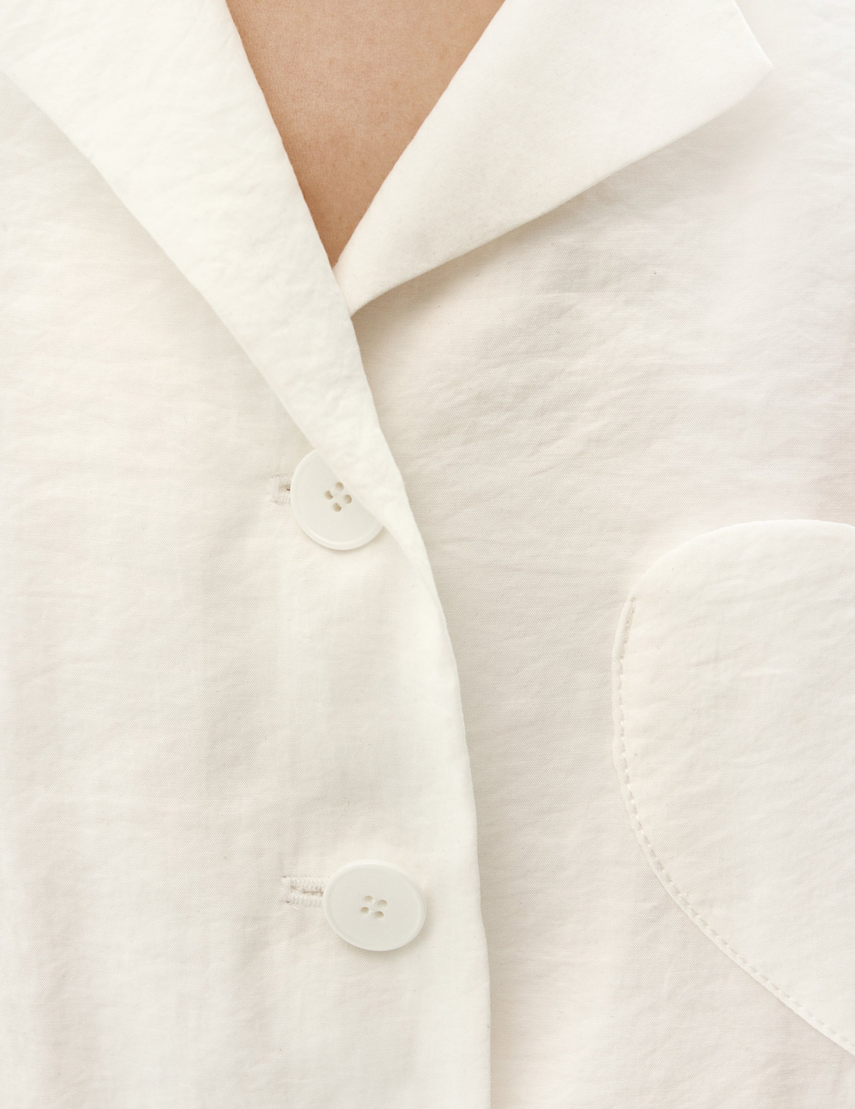 shirt with heart pocket detail from forma brand. Біла сорочка із жатої вискози з коротким рукавом на карманом у вигляді серця від бренду форма