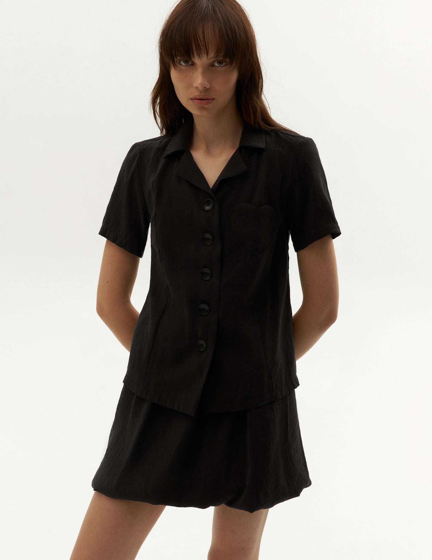 Костюм із жатої тканини спідниця та топ у чорному кольорі. Бренд форма. Black suit skirt and shirt from clothing brand FORMA