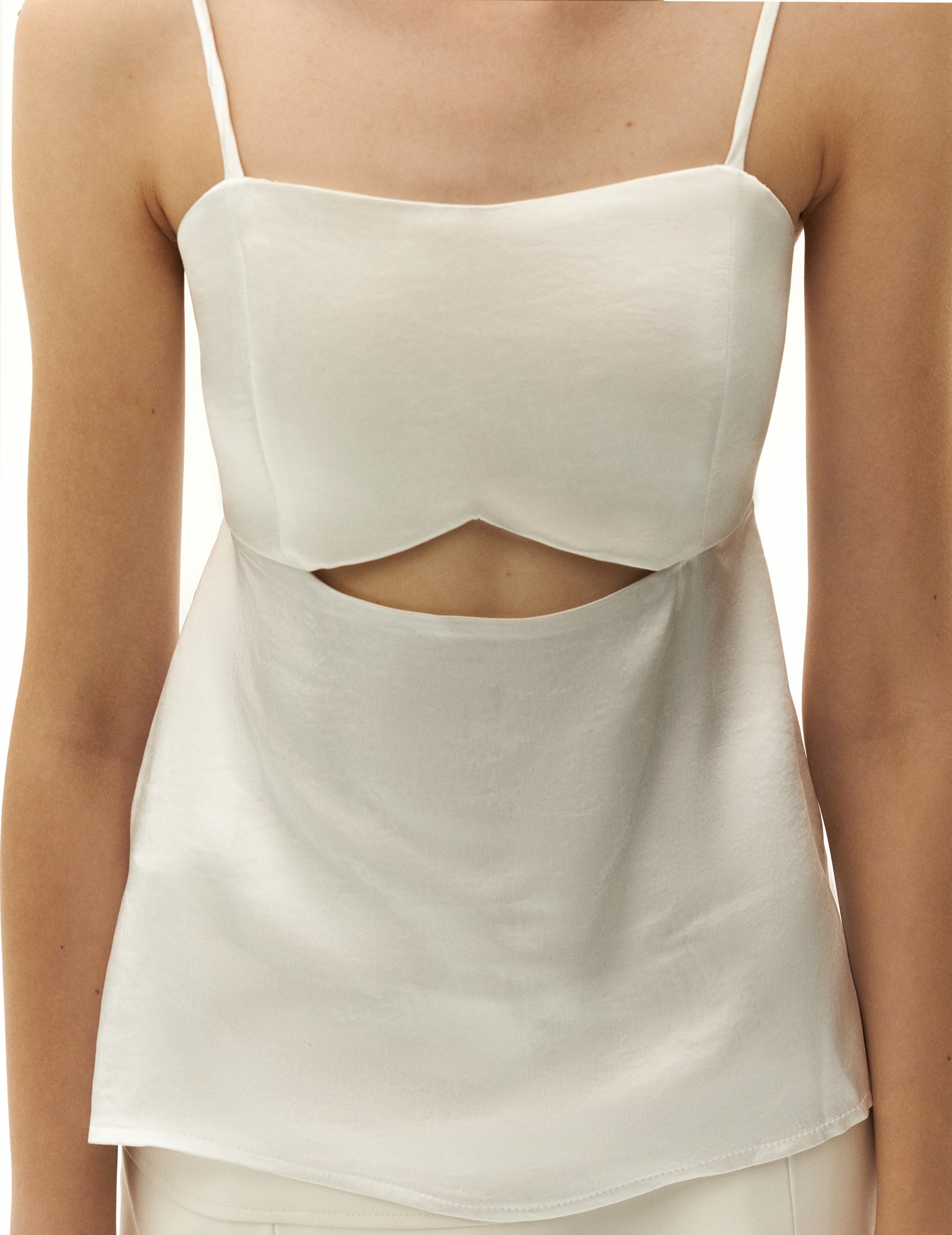 Білий топ з вирізами з шовковим фінішем від бренду ФОРМА. FORMA clothing brand