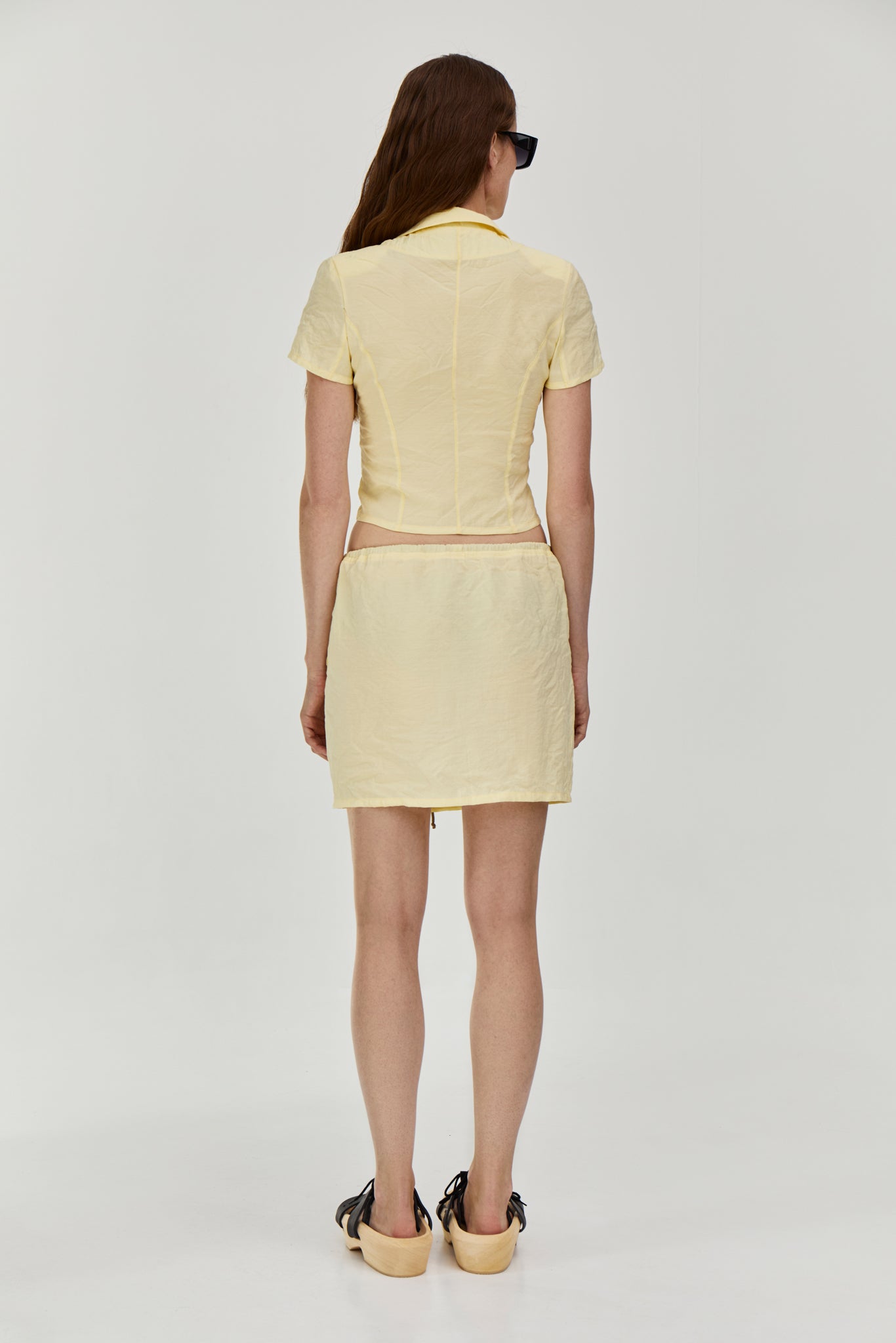 Viscose blend skirt featuring a drawstring fastening waist, side pockets and a short length. Yellow suit from FORMA brand