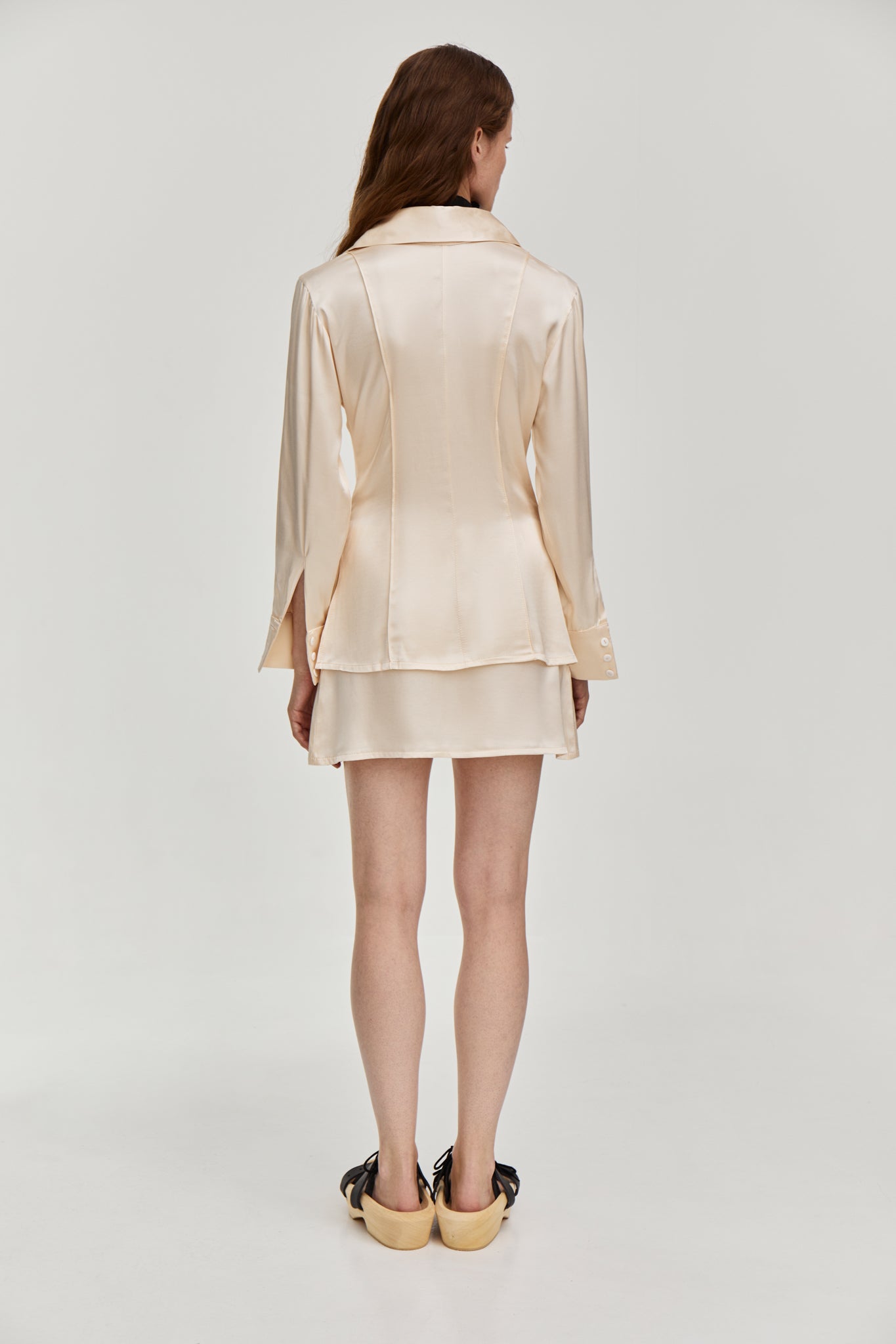 Silky viscose suit mini low waist skirt with Fitted-waist silky blouse in Creme color from FORMA brand